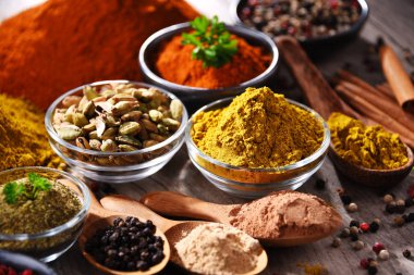 Baharat mutfak masasının üzerinde çeşitli