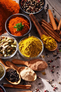 Baharat mutfak masasının üzerinde çeşitli