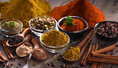 Baharat mutfak masasının üzerinde çeşitli