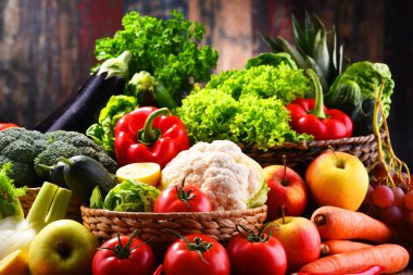 Çeşitli organik sebzeler ve meyvelerle kompozisyon