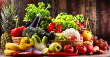 Çeşitli organik sebzeler ve meyvelerle kompozisyon