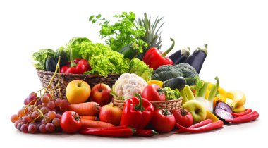 Çeşitli organik sebzeler ve meyvelerle kompozisyon