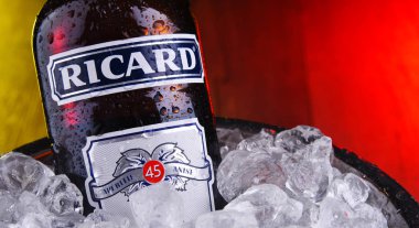 Bir şişe Ricard, bir pastis aperatifi.