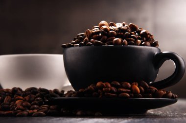 Kahve ve fasulye iki bardak ile kompozisyon