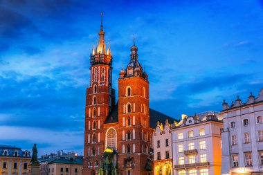 Krakow, Polonya'da Saint Mary Bazilikası ile Ana Pazar Meydanı