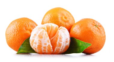 Beyaz arka plan üzerinde izole mandalina ile kompozisyon