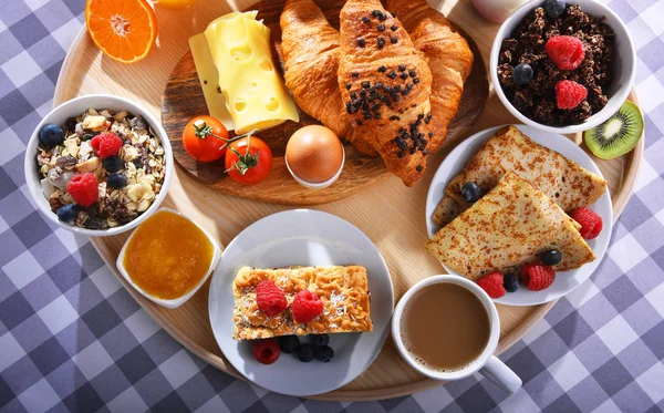 Desayuno servido con café, zumo, croissants y frutas — Foto de Stock