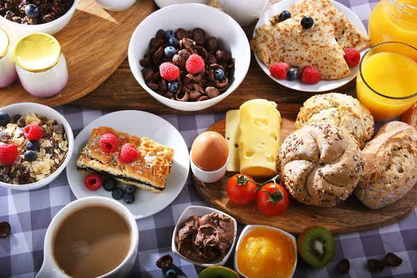 Ontbijt met koffie, SAP, croissants en fruit — Stockfoto