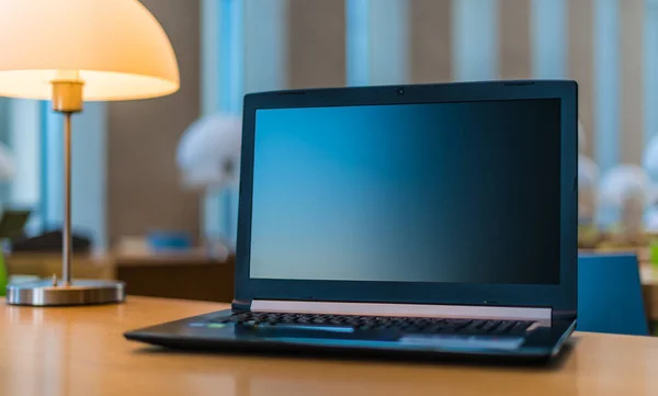 Ordinateur portable sur le bureau dans la bibliothèque publique — Photo