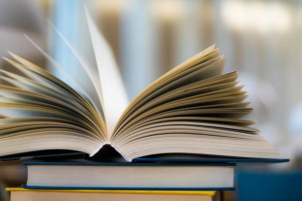 Livro aberto deitado sobre a mesa na biblioteca — Fotografia de Stock