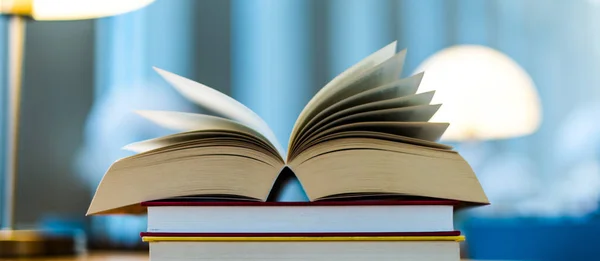 Livro aberto deitado sobre a mesa na biblioteca — Fotografia de Stock