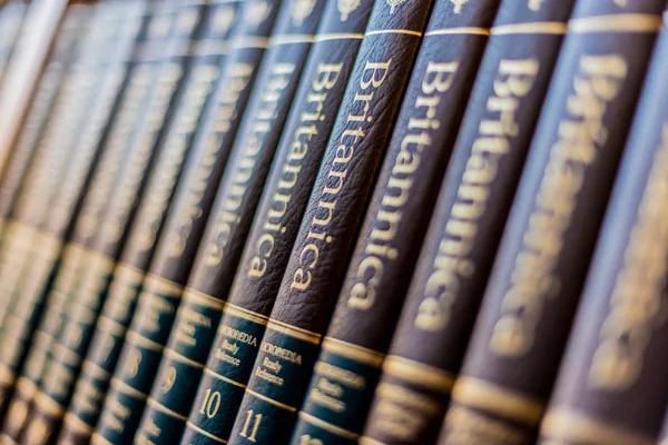 Enciclopedia Britannica volumi su uno scaffale in una biblioteca pubblica — Foto Stock