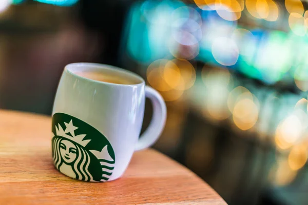 Composição com xícara de café Starbucks — Fotografia de Stock