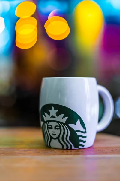 Composição com xícara de café Starbucks — Fotografia de Stock