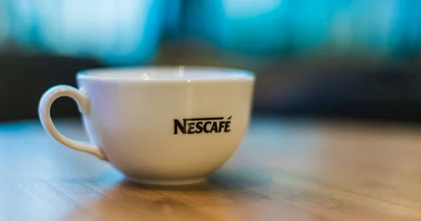 Xícara de café Nescafe na mesa — Fotografia de Stock