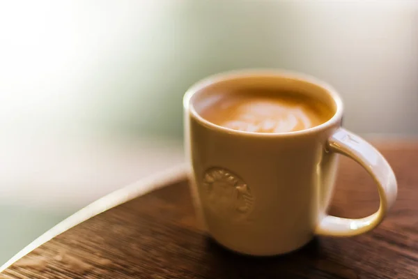 Samenstelling met kopje koffie van Starbucks — Stockfoto