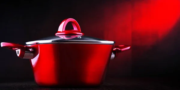 Composition avec pot en acier rouge — Photo