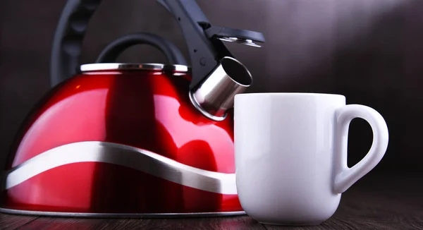 Красный чайник из нержавеющей стали со свистом — стоковое фото