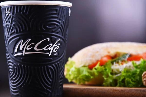 Komposition mit Mccafe Kaffeetasse und Sandwiches — Stockfoto