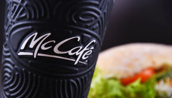 Composición con taza de café McCafé y sándwiches —  Fotos de Stock