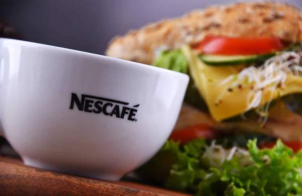Kopje Nescafe koffie en broodjes — Stockfoto