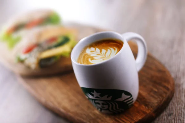 Σύνθεση με φλιτζάνι Starbucks καφέ και σάντουιτς — Φωτογραφία Αρχείου