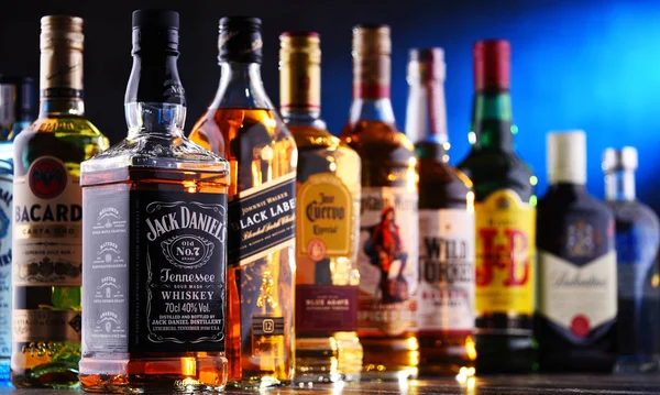 Flaskor av blandade globala sprit varumärken — Stockfoto