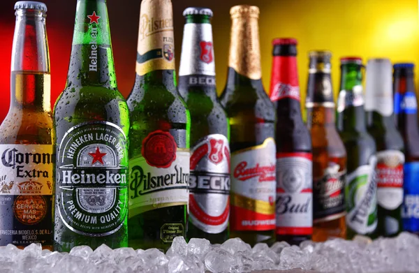 Láhve ze slavných globální pivních značek — Stock fotografie
