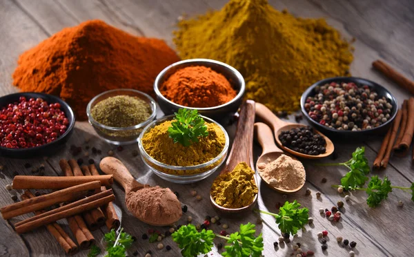 Mängd olika kryddor på köksbord — Stockfoto