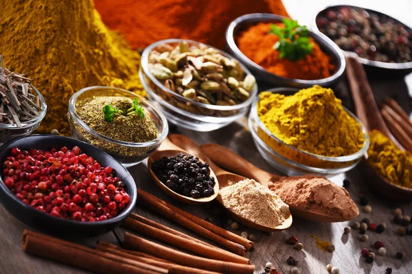 Mängd olika kryddor på köksbord — Stockfoto