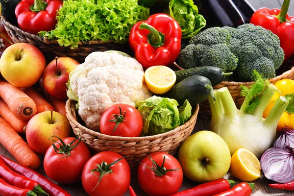 Composizione con frutta e verdura biologica assortita — Foto Stock