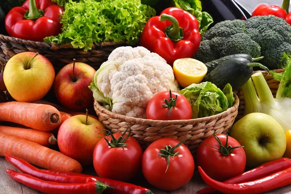 Склад з різноманітними органічними овочами та фруктами — стокове фото