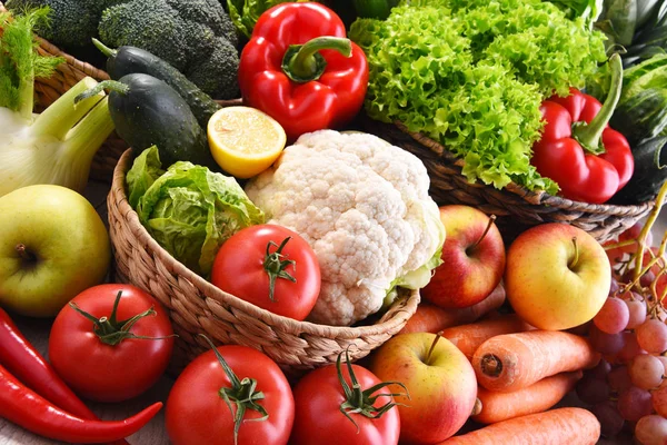 Composition avec divers légumes et fruits biologiques — Photo