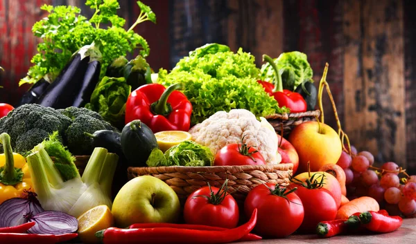Összetétel válogatott ökológiai zöldségekkel és gyümölcsökkel — Stock Fotó