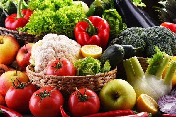 Çeşitli organik sebzeler ve meyvelerle kompozisyon — Stok fotoğraf