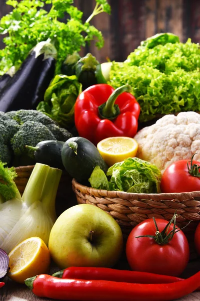 Composición con una variedad de verduras y frutas orgánicas —  Fotos de Stock