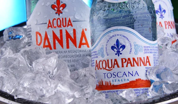 Garrafas de água mineral Acqua Panna — Fotografia de Stock