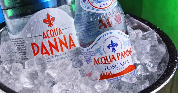 Botellas de agua mineral Acqua Panna — Foto de Stock