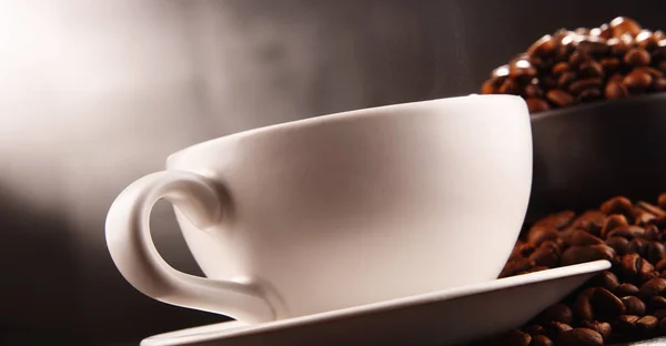 Composición con dos tazas de café y frijoles —  Fotos de Stock