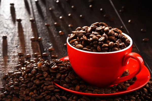 Összetétele piros csésze kávé és a bab — Stock Fotó