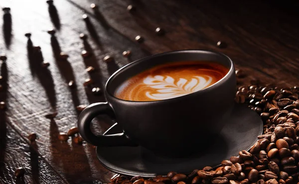 Összetétel egy csésze kávéval és kávébabbal — Stock Fotó
