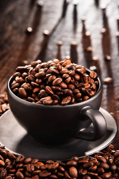 Composição com xícara de café e feijão — Fotografia de Stock