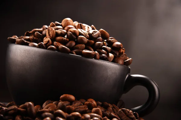 Σύνθεση με φλιτζάνι του καφέ και τα φασόλια — Φωτογραφία Αρχείου