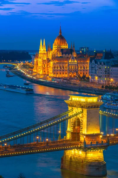 Вид на Будапешт ночью — стоковое фото