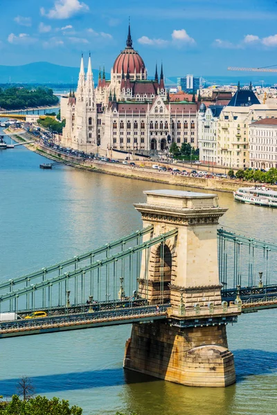Budapest látképe a Parlament épületével és a Lánchíddal — Stock Fotó