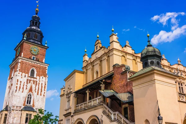 Центральна Ринкова площа з вежею Ратуші в Кракові, Польща — стокове фото