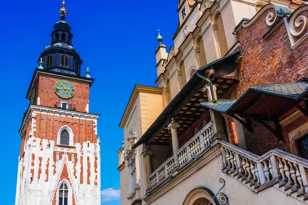 Plaza del Mercado Principal con Torre del Ayuntamiento en Cracovia, Polonia — Foto de Stock