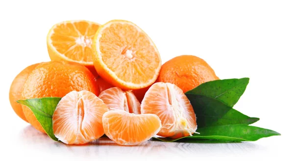 Composizione con mandarini isolati su fondo bianco — Foto Stock