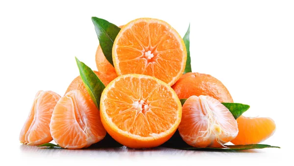 Složení s mandarinkami izolované na bílém pozadí — Stock fotografie