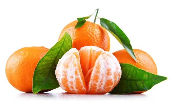 Composición con mandarinas aisladas sobre fondo blanco — Foto de Stock
